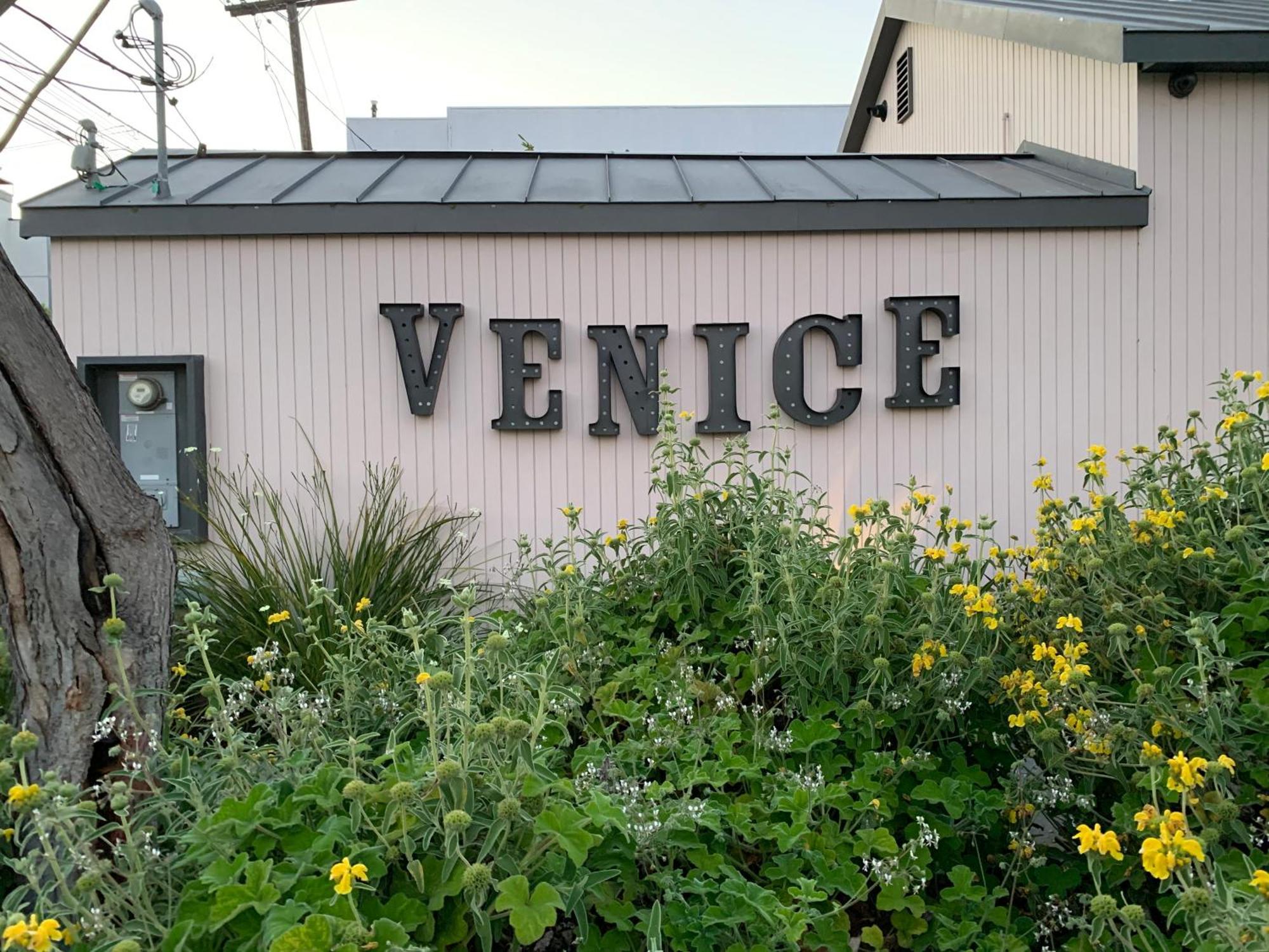 Chic Venice Beach Bungalow Steps From The Canals & Beach Los Angeles Exterior photo